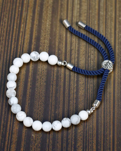 Ocean Calm – Braccialetto con howlite bianca e argento 925 su cordoncino blu navy