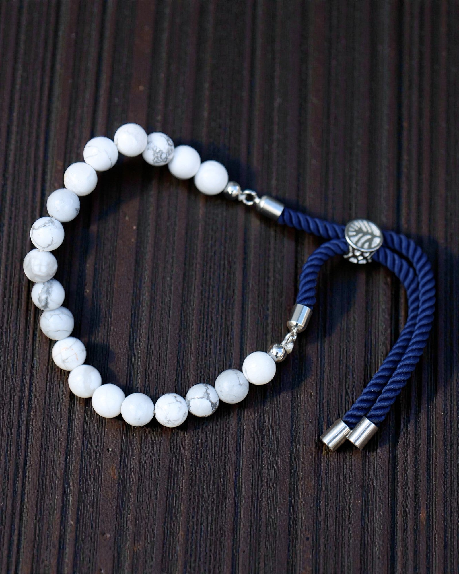 Ocean Calm – Braccialetto con howlite bianca e argento 925 su cordoncino blu navy
