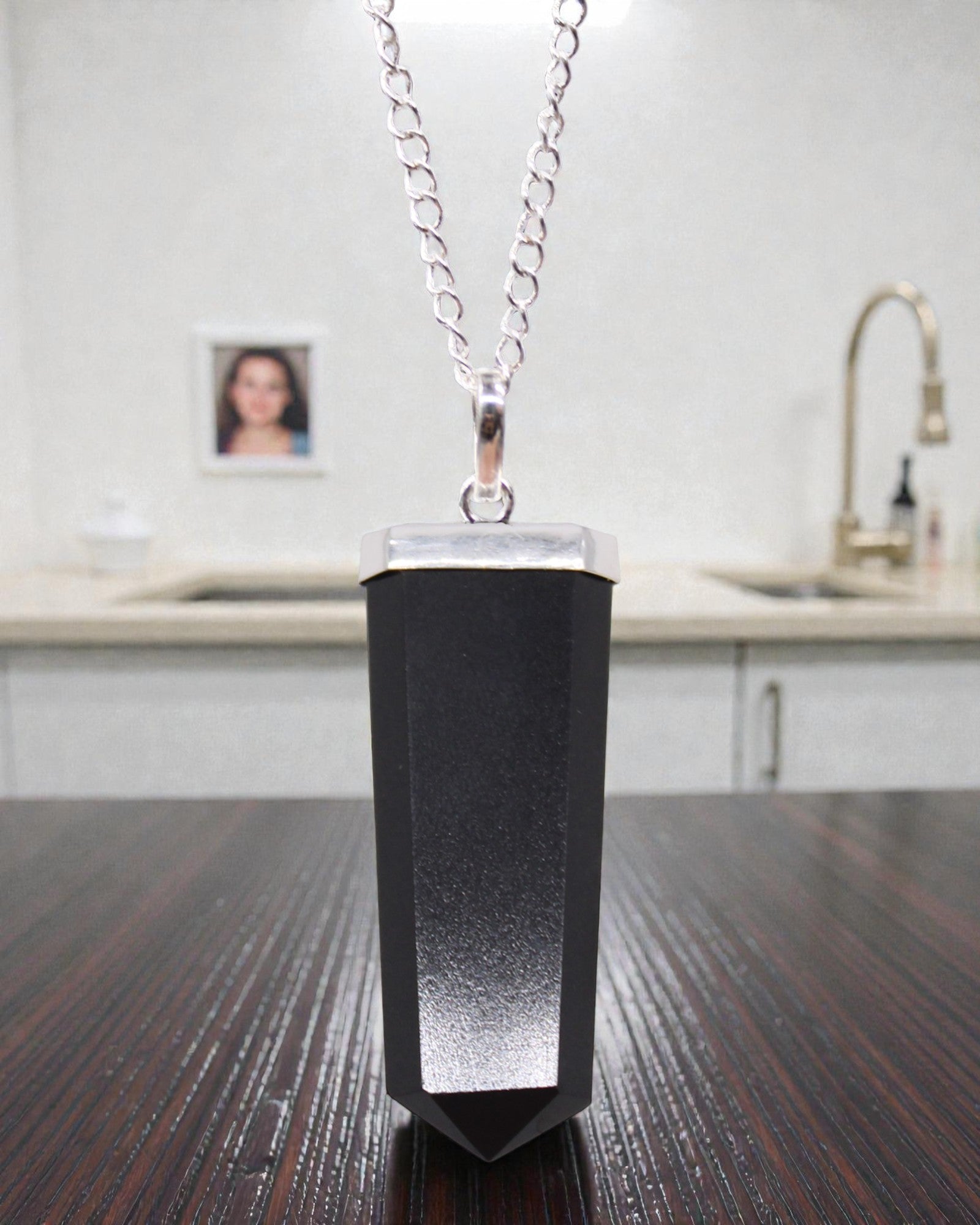 Obsidian Ray – Pendente piatto in agata nera con sfaccettatura a cristallo