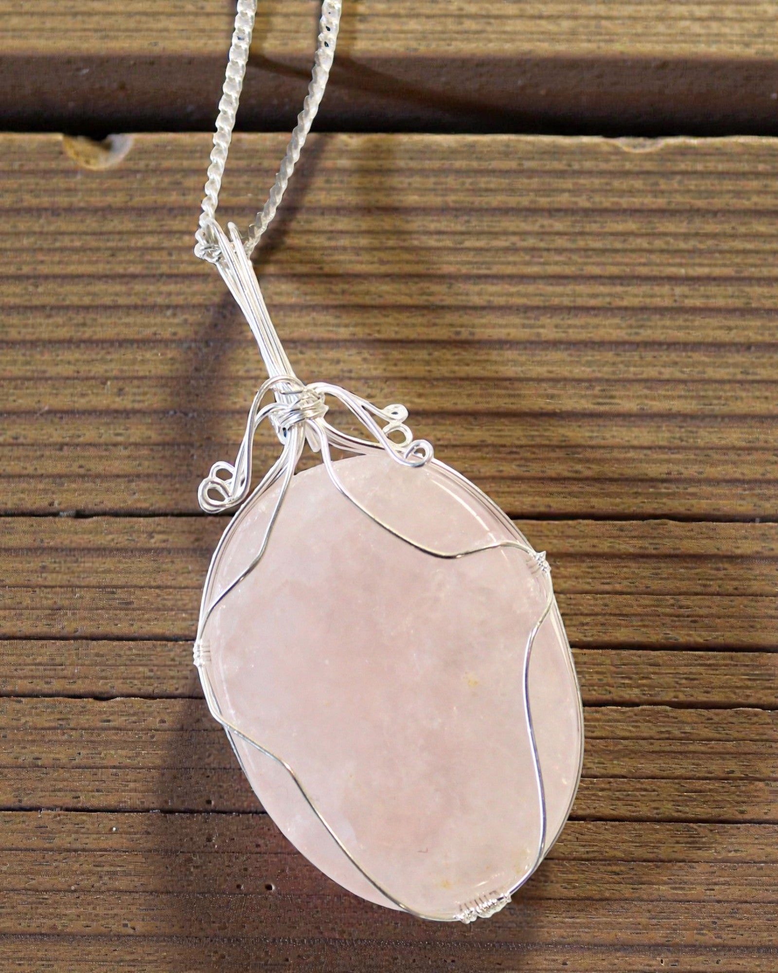 Delicatezza a Spirale – Collana con quarzo rosa