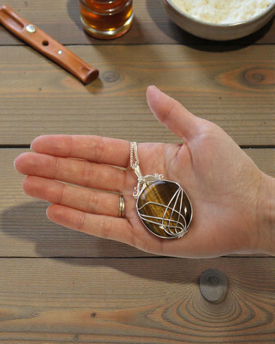 Ricciolo del Potere – Collana con occhio di tigre intrecciata a mano