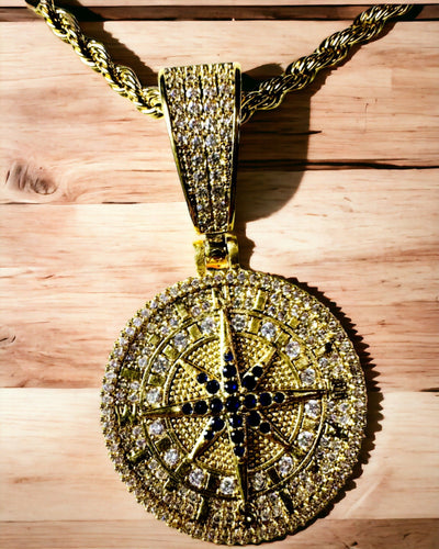 Collana con Pendente Bussola in Stile Glamour con Zirconi per Donne e Uomini - 2 varianti a scelta, personalizzazione con incisione per regalo