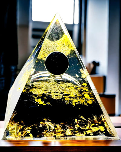 Piramide di Cristallo di Ametista - Porta Energia Positiva e Supporta la Meditazione. Colore oro - nero