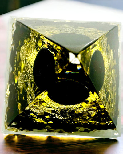 Piramide di Cristallo di Ametista - Porta Energia Positiva e Supporta la Meditazione. Colore oro - nero