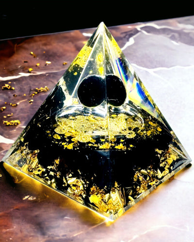 Piramide di Cristallo di Ametista - Porta Energia Positiva e Supporta la Meditazione. Colore oro - nero
