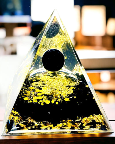 Piramide di Cristallo di Ametista - Porta Energia Positiva e Supporta la Meditazione. Colore oro - nero