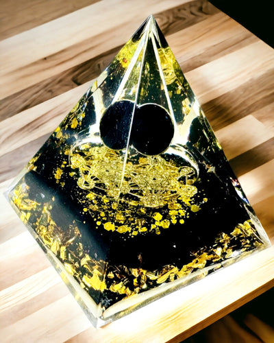 Piramide di Cristallo di Ametista - Porta Energia Positiva e Supporta la Meditazione. Colore oro - nero