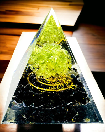 Piramide Orgonite Reiki con Cristalli Naturali - Simbolo Decorativo di Equilibrio dell'Energia dei Chakra