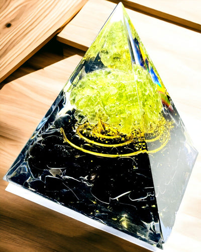 Piramide Orgonite Reiki con Cristalli Naturali - Simbolo Decorativo di Equilibrio dell'Energia dei Chakra