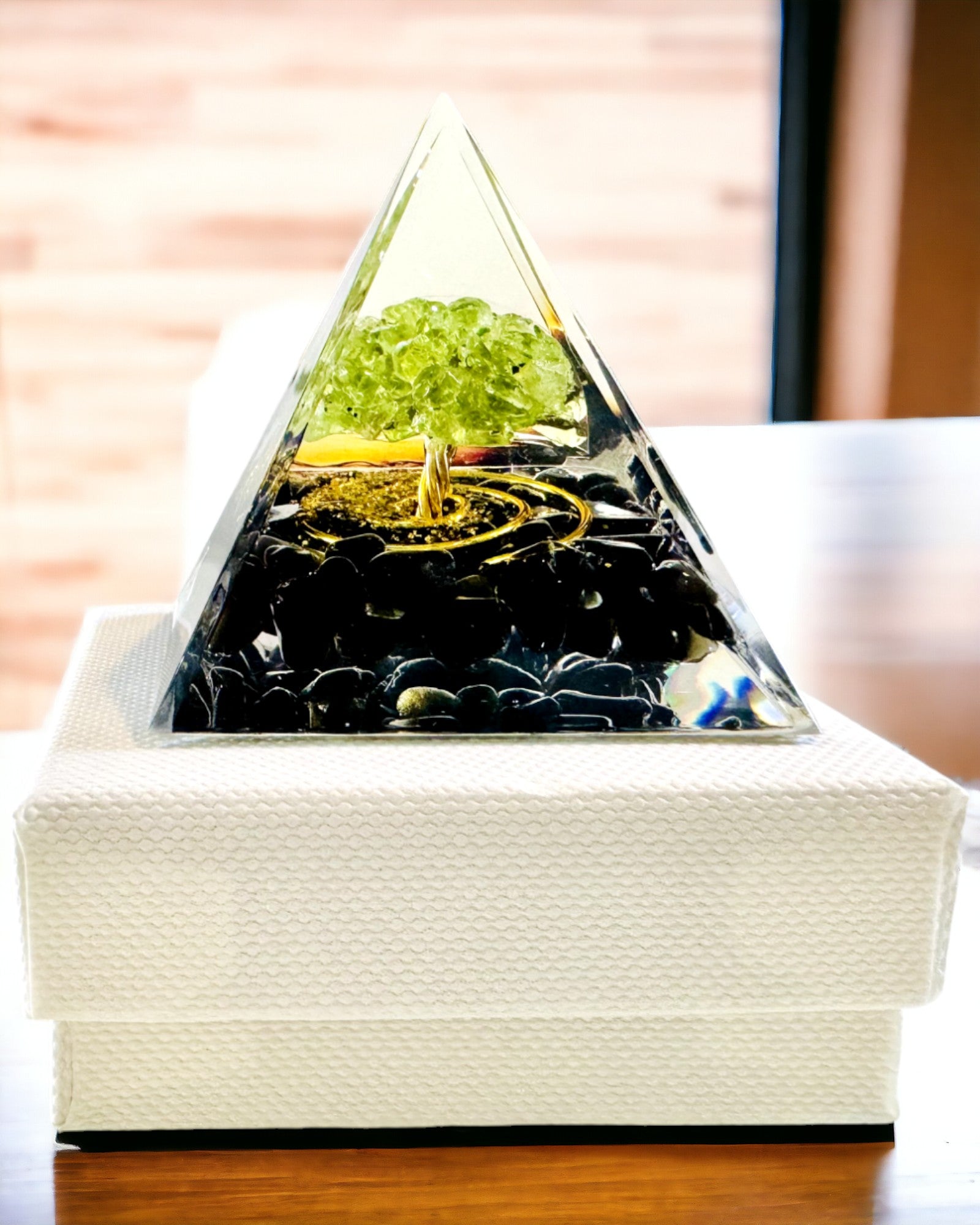 Piramide Orgonite Reiki con Cristalli Naturali - Simbolo Decorativo di Equilibrio dell'Energia dei Chakra