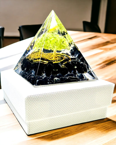 Piramide Orgonite Reiki con Cristalli Naturali - Simbolo Decorativo di Equilibrio dell'Energia dei Chakra