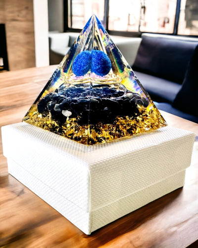 Piramide Energetica in Orgonite con Cristalli per la Meditazione – Irradia Energia Positiva e Ricchezza