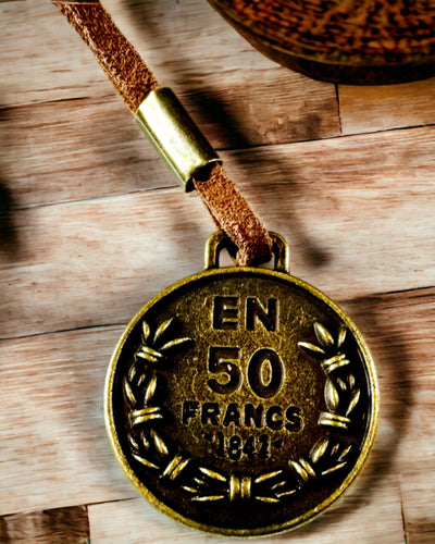 Astuccio retrò marrone chiaro - opaco, in pelle in stile viaggiatore con mappa del mondo – pratico e capiente. Personalizzazione con incisione.