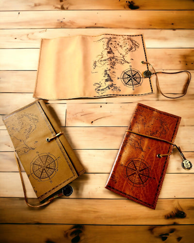 Astuccio retrò marrone chiaro - opaco, in pelle in stile viaggiatore con mappa del mondo – pratico e capiente. Personalizzazione con incisione.