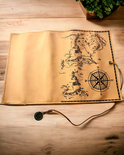 Astuccio retrò marrone chiaro - opaco, in pelle in stile viaggiatore con mappa del mondo – pratico e capiente. Personalizzazione con incisione.