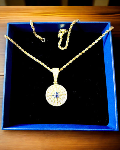 Collana con Pendente Bussola in Stile Glamour con Zirconi per Donne e Uomini - 2 varianti a scelta, personalizzazione con incisione per regalo