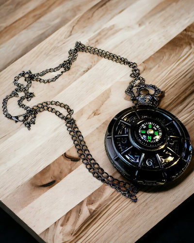Orologio da Tasca con Bussola – Elegante Ciondolo in Stile Vintage con Scheletro Intagliato e Quadrante Nero, personalizzazione con incisione