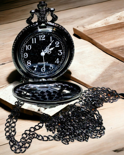Orologio da Tasca con Bussola – Elegante Ciondolo in Stile Vintage con Scheletro Intagliato e Quadrante Nero, personalizzazione con incisione