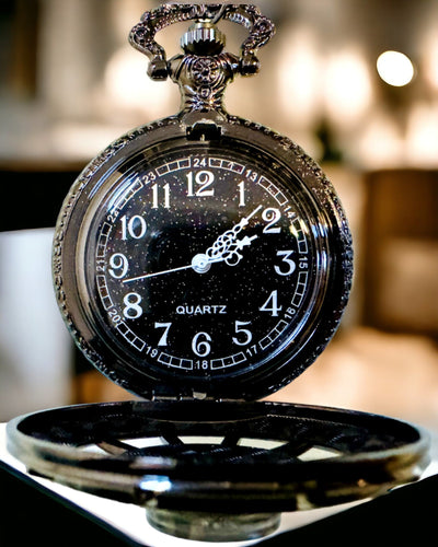 Orologio da Tasca con Bussola – Elegante Ciondolo in Stile Vintage con Scheletro Intagliato e Quadrante Nero, personalizzazione con incisione