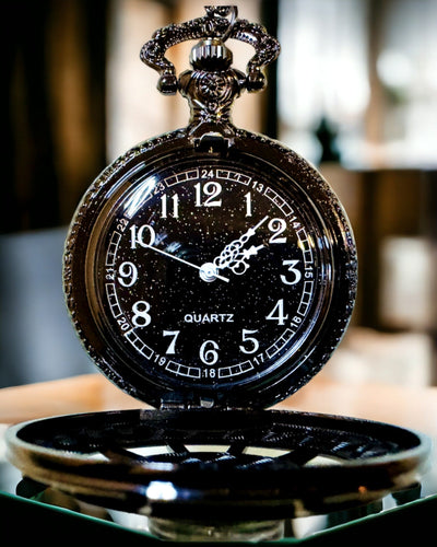 Orologio da Tasca con Bussola – Elegante Ciondolo in Stile Vintage con Scheletro Intagliato e Quadrante Nero, personalizzazione con incisione