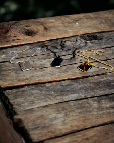 Collana con Dog Tag "Tre Sfumature di Stile" - Piastrina - Elegante Pendente in Acciaio Inossidabile con Opzione di Incisione