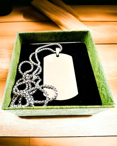 Collana con Dog Tag "Tre Sfumature di Stile" - Piastrina - Elegante Pendente in Acciaio Inossidabile con Opzione di Incisione