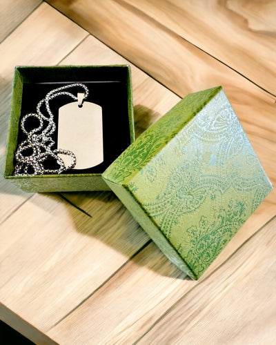 Collana con Dog Tag "Tre Sfumature di Stile" - Piastrina - Elegante Pendente in Acciaio Inossidabile con Opzione di Incisione