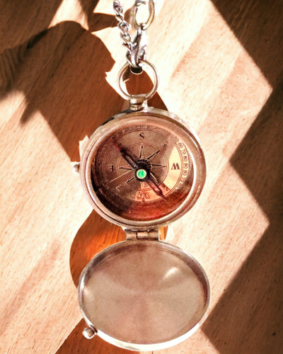 "Kompas Indyjski Odysseus – Retro Eksploratora Perełka - możliwość grawerowania" in Italian is:

"Bussola Indiana Odysseus – Perla Retrò dell'Esploratore - possibilità di incisione"