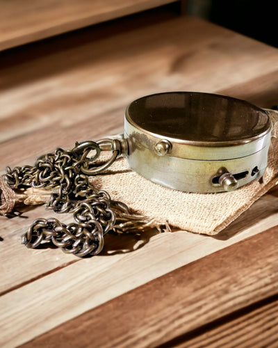 "Kompas Indyjski Odysseus – Retro Eksploratora Perełka - możliwość grawerowania" in Italian is:

"Bussola Indiana Odysseus – Perla Retrò dell'Esploratore - possibilità di incisione"