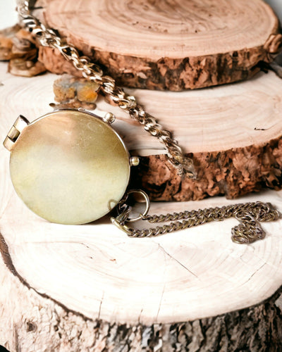 "Kompas Indyjski Odysseus – Retro Eksploratora Perełka - możliwość grawerowania" in Italian is:

"Bussola Indiana Odysseus – Perla Retrò dell'Esploratore - possibilità di incisione"