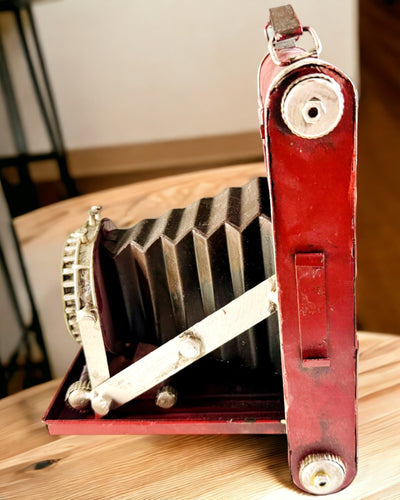 Vintage Vision: Fotocamera Decorativa Retrò con Opzione di Incisione