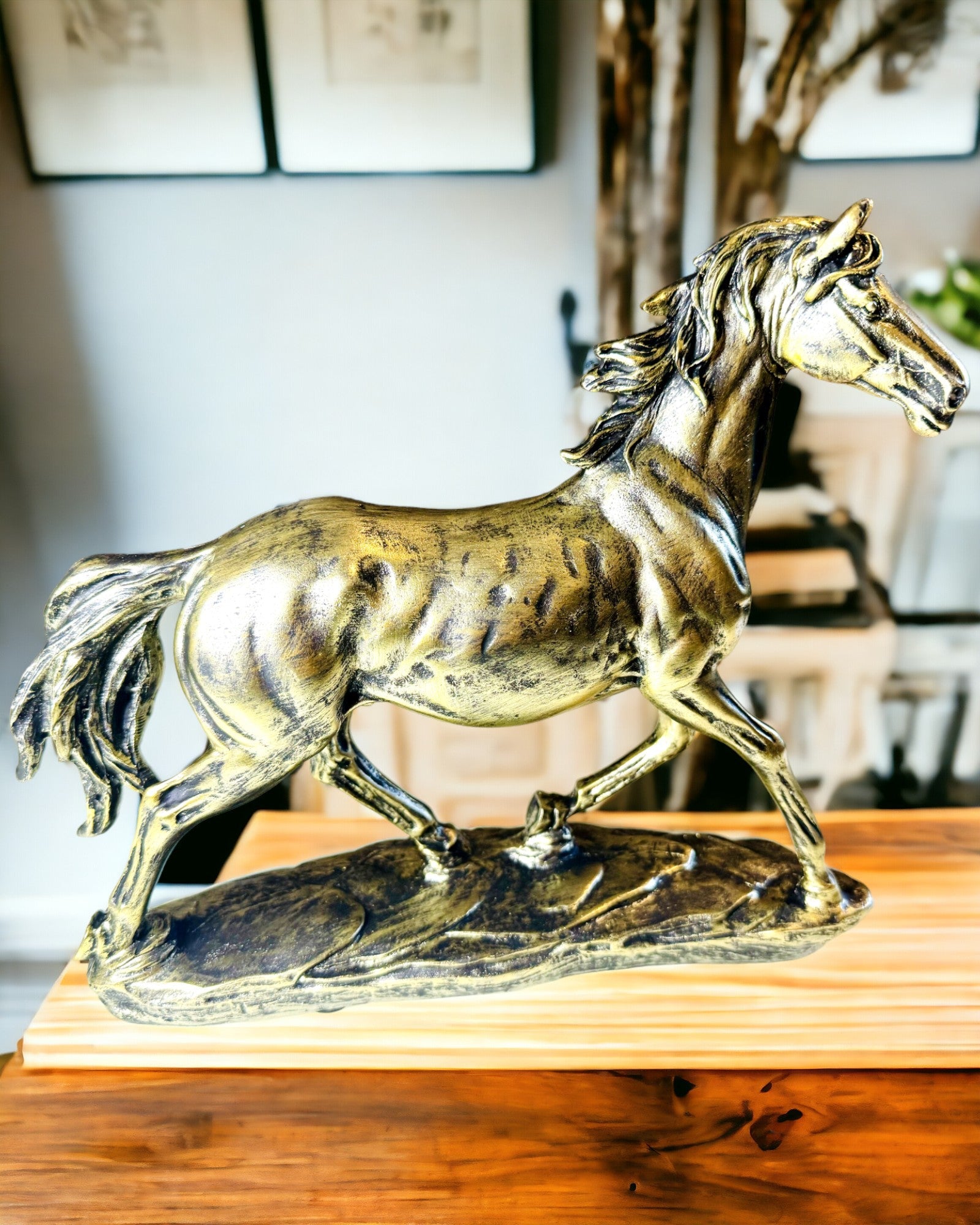 Statuetta di Cavallo al Galoppo in Resina con Opzione di Incisione