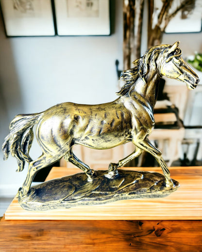 Statuetta di Cavallo al Galoppo in Resina con Opzione di Incisione