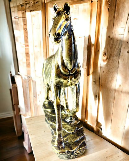 Statuetta di Cavallo al Galoppo in Resina con Opzione di Incisione