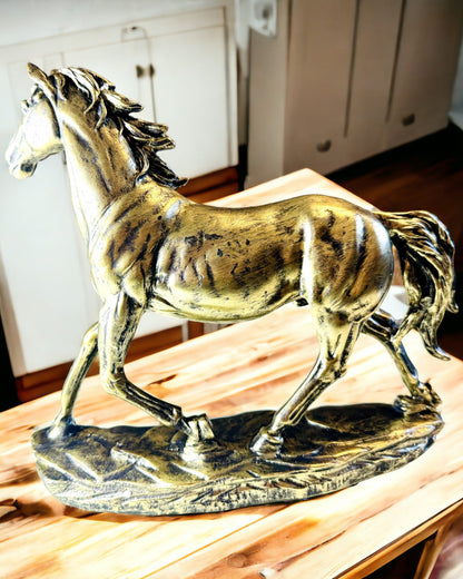 Statuetta di Cavallo al Galoppo in Resina con Opzione di Incisione