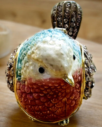 "Kolorowy Ptaszek Wróbel z Grawerem - Przeuroczy Schowek na Skarby" in Italian is "Passerotto Colorato con Incisione - Delizioso Nascondiglio per Tesori".