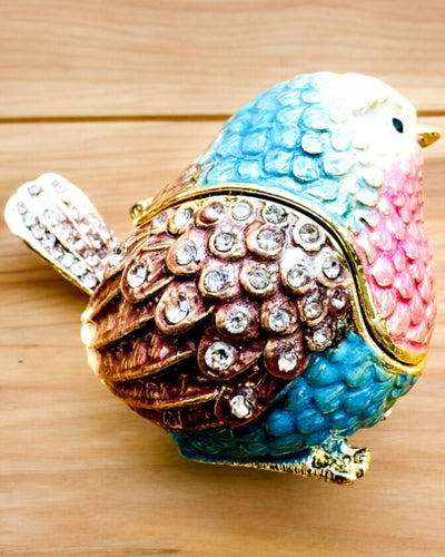 "Kolorowy Ptaszek Wróbel z Grawerem - Przeuroczy Schowek na Skarby" in Italian is "Passerotto Colorato con Incisione - Delizioso Nascondiglio per Tesori".