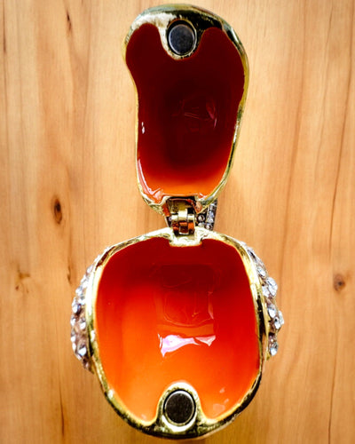 "Kolorowy Ptaszek Wróbel z Grawerem - Przeuroczy Schowek na Skarby" in Italian is "Passerotto Colorato con Incisione - Delizioso Nascondiglio per Tesori".