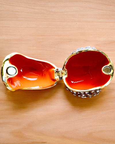 "Kolorowy Ptaszek Wróbel z Grawerem - Przeuroczy Schowek na Skarby" in Italian is "Passerotto Colorato con Incisione - Delizioso Nascondiglio per Tesori".