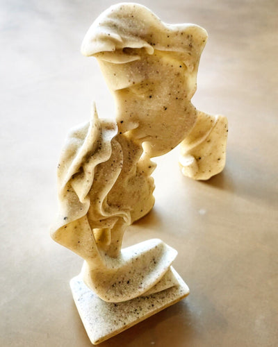 Figurina "Eleganza in Pietra" colore bianco - altezza 13,5 cm, Decorativa con Opzione di Incisione