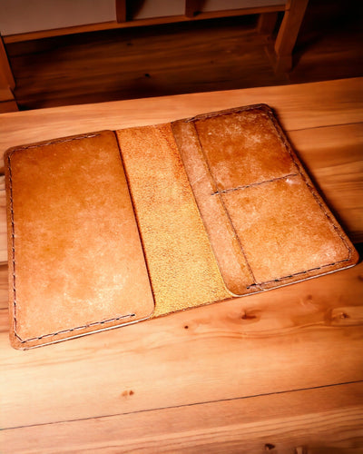 Custodia "Viaggiatore" - Confezione in pelle per passaporto, personalizzazione con incisione - 2 varianti di colore