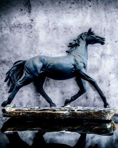 "Czarny Galop" - Elegante Statua di Cavallo con Possibilità di Incisione