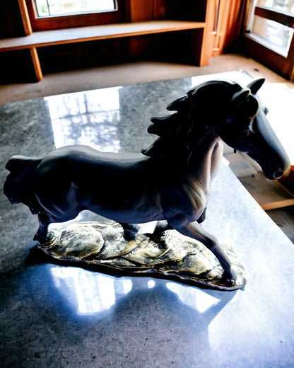 "Czarny Galop" - Elegante Statua di Cavallo con Possibilità di Incisione