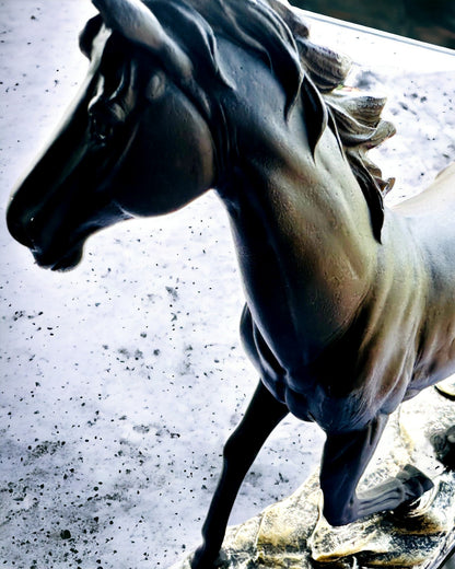"Czarny Galop" - Elegante Statua di Cavallo con Possibilità di Incisione