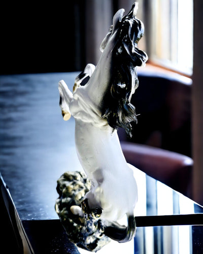 "Elegancki Skoczek" - Statuetta Bianca di Cavallo con Possibilità di Incisione