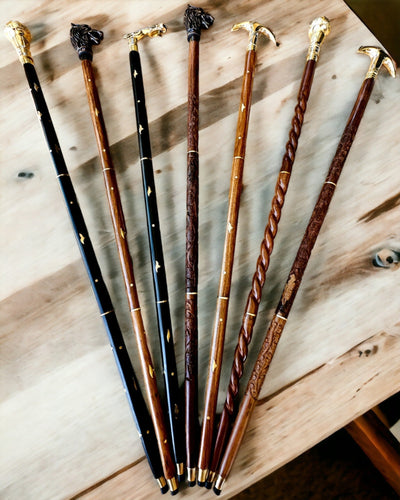 Bastone da passeggio intagliato a mano "Viandante Reale" in colore marrone con motivi