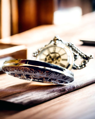 Orologio da tasca in argento "Vintage Elegance" con possibilità di personalizzazione tramite incisione
