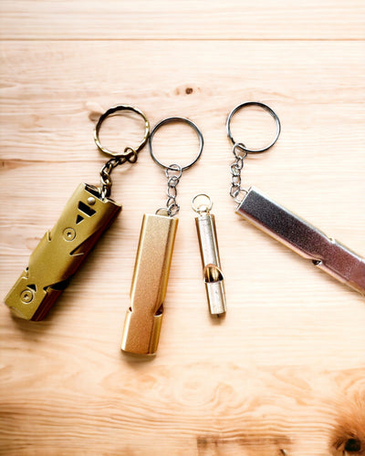 "Eleganckie Gwizdki - 4 Warianty gwizdka, gwizdek do wyboru, z możliwością grawerowania" in Italian is: "Fischietti Eleganti - 4 Varianti di fischietto, fischietto a scelta, con possibilità di incisione"