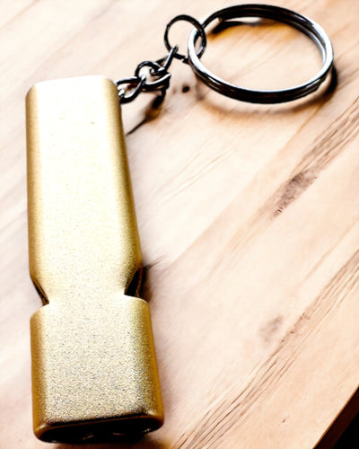 "Eleganckie Gwizdki - 4 Warianty gwizdka, gwizdek do wyboru, z możliwością grawerowania" in Italian is: "Fischietti Eleganti - 4 Varianti di fischietto, fischietto a scelta, con possibilità di incisione"