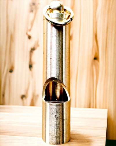 "Eleganckie Gwizdki - 4 Warianty gwizdka, gwizdek do wyboru, z możliwością grawerowania" in Italian is: "Fischietti Eleganti - 4 Varianti di fischietto, fischietto a scelta, con possibilità di incisione"